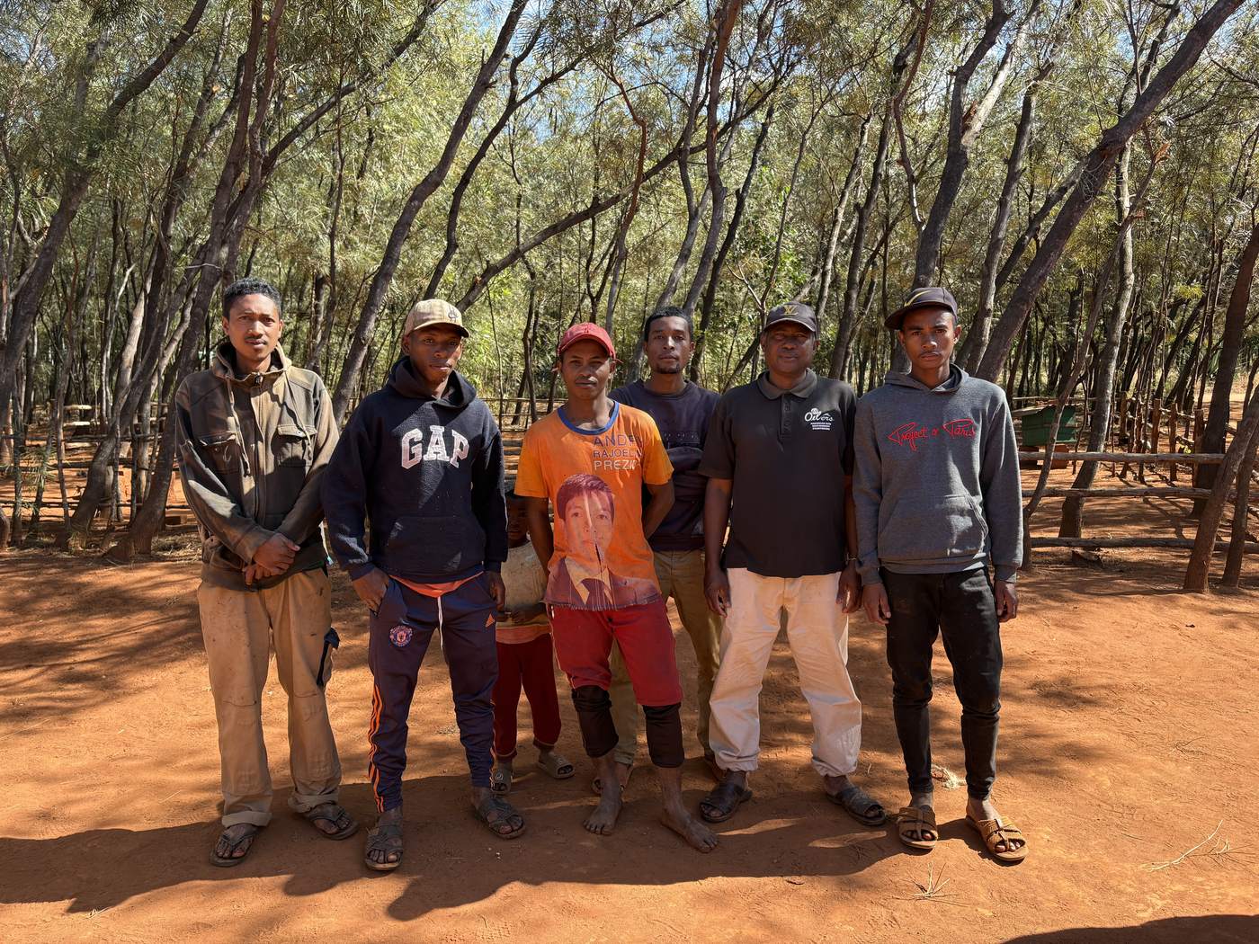 L'équipe d'Alamanga debout dans la forêt plantée